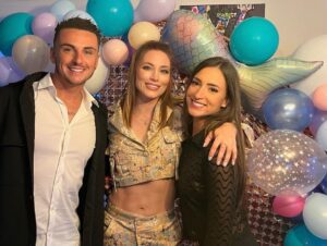 Jennyfer Chachat Instagram - #publicité 𝗷’𝗮𝗶 𝗱𝗲𝘀 𝗮𝗺𝗶𝘀 𝗲𝗻 𝗼𝗿 𝗺𝗲𝗿𝗰𝗶 𝗽𝗼𝘂𝗿 𝗰𝗲𝘁𝘁𝗲 𝗺𝗮𝗴𝗻𝗶𝗳𝗶𝗾𝘂𝗲 𝘀𝗼𝗶𝗿é𝗲 𝗽𝗮𝘀𝘀é 𝗮𝘃𝗲𝗰 𝘃𝗼𝘂𝘀 𝗷𝗲 𝗺𝗲 𝘀𝘂𝗶𝘀 𝗿é𝗴𝗮𝗹é𝗲 ! @mrt.fiona @alex_matp1 @lewylea @__a.bbie.__ @mae_melier et ma mounette qui m´a bien aider @mariepaulechachat 

Grand merci à mes sponsors qui ont permis à cet événement d’être grandiose! 

𝐃é𝐜𝐨𝐫𝐚𝐭𝐢𝐨𝐧 𝐝𝐞 𝐟ê𝐭𝐞 : @sheinfrance_ @sheinofficial 
𝐂𝐨𝐝𝐞 𝐩𝐫𝐨𝐦𝐨: 𝐣𝐞𝐧𝐧𝐲𝐟𝐞𝐫𝐡𝐨𝐦𝐞 
-20% sur toute la catégorie maison du 20 mars au 10 avril. des coupons surprises de 50€ a gagner du mardi au samedi à partir de 19h. 

𝗧𝗿𝗮𝗶𝘁𝗲𝘂𝗿: @delices_et_nature 

𝗖𝗮𝗻𝗱𝘆 𝗯𝗮𝗿: @universdelagourmandise 
𝗖𝗼𝗱𝗲 𝗽𝗿𝗼𝗺𝗼: 𝗖𝗛𝗔𝗖𝗛𝗔𝗧𝟭𝟬 

𝗟𝗲 @bowlinggap 𝗾𝘂𝗶 𝗻𝗼𝘂𝘀 𝗼𝗻𝘁 𝗮𝗰𝗰𝘂𝗲𝗶𝗹𝗹𝗶 𝗺𝗲𝗿𝘃𝗲𝗶𝗹𝗹𝗲𝘂𝘀𝗲𝗺𝗲𝗻𝘁 𝗯𝗶𝗲𝗻 𝗽𝗼𝘂𝗿 𝗳𝗶𝗻𝗶𝗿 𝗹𝗮 𝘀𝗼𝗶𝗿é𝗲. (𝗟𝗲𝘀 𝗽𝗵𝗼𝘁𝗼𝘀 𝗱𝘂 𝗯𝗼𝘄𝗹𝗶𝗻𝗴 𝗮𝗿𝗿𝗶𝘃𝗲𝗻𝘁 𝗱𝗲𝗺𝗮𝗶𝗻 😘) 

#birthdayparty #SHEINLevelUp #SHEINHOME #saveinstyle #SHEINFrance #gap #candybar #traiteurgap #bowlinggap #influenceuses #amitiés #friends #bonbons
