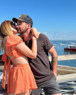 Jennyfer Chachat Instagram - Petit moment sans les caméras avant de prendre le bateau ! 𝗝’𝗮𝘁𝘁𝗲𝗻𝗱𝘀 𝘃𝗼𝘀 𝗱𝗲𝗯𝗿𝗶𝗲𝗳𝘀 𝗲𝗻 𝗰𝗼𝗺𝗺𝗲𝗻𝘁𝗮𝗶𝗿𝗲 ! 
un coup il souffle le chaud, un coup le froid, qu’en pensez vous ? 

#MATP #w9 #telerealite #mariage #amour #love #influenceuse #capferret #capferretaddict #ipreview via @preview.app
