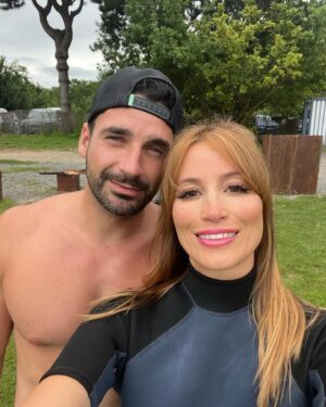 Jennyfer Chachat Instagram - 𝙌𝙪’𝙖𝙫𝙚𝙯-𝙫𝙤𝙪𝙨 𝙥𝙚𝙣𝙨é 𝙙𝙚 𝙢𝙤𝙣 𝟑𝙚𝙢𝙚 𝙧𝙙𝙫 𝙖𝙫𝙚𝙘 𝙢𝙤𝙣 𝙙𝙚𝙪𝙭𝙞è𝙢𝙚 𝙈𝙖𝙩𝙘𝙝 ? 
𝙟’𝙖𝙞 𝙖𝙙𝙤𝙧é 𝙛𝙖𝙞𝙧𝙚 𝙙𝙪 𝙬𝙖𝙠𝙚𝙗𝙤𝙖𝙧𝙙 ! 
𝙤𝙣 𝙣𝙚 𝙡’𝙖 𝙥𝙖𝙨 𝙫𝙪 𝙙𝙖𝙣𝙨 𝙡’é𝙥𝙞𝙨𝙤𝙙𝙚 𝙢𝙖𝙞𝙨 𝙟’𝙖𝙞 é𝙜𝙖𝙡𝙚𝙢𝙚𝙣𝙩 𝙙é𝙘𝙤𝙪𝙫𝙚𝙧𝙩 𝙡𝙚 𝙆𝙣𝙚𝙚𝙗𝙤𝙖𝙧𝙙 ! 
𝘽𝙧𝙚𝙛 𝙡𝙚𝙨 𝙨𝙥𝙤𝙧𝙩𝙨 𝙙𝙚 𝙜𝙡𝙞𝙨𝙨𝙚 𝙘’𝙚𝙨𝙩 𝙫𝙧𝙖𝙞𝙢𝙚𝙣𝙩 𝙢𝙤𝙣 𝙩𝙧𝙪𝙘 !

Big step de franchi : le bisous 😜

#MATP #date #kiss  #love #tvrealite #w9 #influenceuse #mariage #tvshow #buzz #ipreview via @preview.app