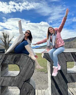 Jennyfer Chachat Instagram - 𝗡𝗼𝘀 𝗿𝗲𝘁𝗿𝗼𝘂𝘃𝗮𝗶𝗹𝗹𝗲𝘀 𝗮𝘃𝗲𝗰 @mrt.fiona 𝗲𝘁 @alex_matp1 𝗱𝗮𝗻𝘀 𝗺𝗮 𝗿é𝗴𝗶𝗼𝗻! 𝗰’𝗲𝘀𝘁 𝗮𝘂𝘀𝘀𝗶 ç𝗮 𝗹𝗲𝘀 𝘁𝗼𝘂𝗿𝗻𝗮𝗴𝗲𝘀 ç𝗮 𝗰𝗿é𝗲 𝗱𝗲 𝗯𝗲𝗹𝗹𝗲𝘀 𝗮𝗺𝗶𝘁𝗶é𝘀! à 𝘁𝗿è𝘀 𝘃𝗶𝘁𝗲 ❤️ 

#MATP #w9 #telerealite #amitiés #embrun #myhautesalpes #laa #friends #influenceurs #hautesalpes #ipreview via @preview.app