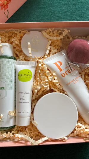 Jennyfer Chachat Instagram - #collaborationcommerciale Découvrons ensemble le contenu de la @biotyfullbox spéciale mère fille ! 🥰 dîtes moi en commentaire quel produit vous attire le plus dans cette box? 

Pour shopper ta box : https://www.biotyfullbox.fr/abonnement 

#biotyfullbox #boxbeaute #boxbeautebio #unboxing #veganbeauty #beautenaturelle #crueltyfree #animallovers #influenceuse #fetedesmeres