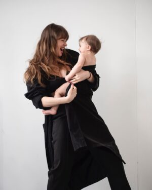 Jenovéfa Boková Instagram - Ne vždycky je to u nás jako na těhle fotkách. Poslední noci vypadají takto: Každou chvíli se dcera budí na kojení-asi zuby. Pravidelně v půl pátý mě vzbudí popeláři. Chvíli trvá než usnu a pak od sedmi začíná přehlídka budíku mého Adámka, která má vzbudit jeho, ale budí jenom mě 😅🤷🏼‍♀️

Prosimvás, tohle NENÍ stížnost. Ježiši vůbec, je to období a to k životu prostě patří, abychom jsme si pak vážili těch dnů, kdy to jde tak nějak lehčeji. A věty typu-bude hůř...asi bude, ale taky bude úplně krásně. Je to nahoru a dolů, jako život sám. Jen proč to píšu. I na moji psychiku se podepíšou probdělé noci, balancování mezi mateřstvím, partnerstvím, odepisováním na maily a plánovaním práce. Prostě ve zkratce, pomalu jsem začala být netrpělivá, hysterická matka co prostě má pocit, že už nemůže. Ano, i mně se tohle děje. Všechny emoce k nám patří a je dobrý je nepotlačovat, ale zkusit spíš popřemýšlet proč se nám dějou a něco s nima udělat. A tak jsem udělala. Dopoledne byla Ella chvíli s Adamem a odpoledne jsem využila nabídky od mojí sestřenky, že mi ji vezme na procházku a já si dala sama vanu. Místo knikání milované dcery jsem poslouchala oblíbenou hudbu a jen tak byla. A ejhle-stal se zázrak. Z netrpělivé maminky se stala zase ta chápající. 

Tak jen prostě co tím chtěl básník říci-nezapomínejme na sebe. Jenže ono je někdy těžký si o tu pomoc říct, viďte? I pro mě, která má to štěstí, že mám partnera, úžasnou maminku, která je milující a hlídací babička a spoustu dalších skvělých lidí okolo, mi je to někdy blbý. A co teprve ty, které takové štěstí nemají. Proto se nestyďte, pokuď máte ve svém okolí maminku, o které víte, že je na to sama nebo je na ní toho prostě moc, jí tu pomoc nabídnout. A věřte, maminky budou vděčné i za patnáct minut o samotě, protože i to udělá zázraky. 🙏🏻

Za krásné focení děkuju mojí kamarádce, skvělé fotografce a opoře v mateřství (naše dcery jsou den od sebe) @lucietheluce a @makeup_martinaroutkova 💕