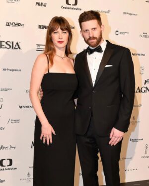 Jenovéfa Boková Instagram - Na letošní Lvy jsem měla přání vypadat střídmě, cítit se krásně, ale hlavně pohodlně, protože jsme s kapelou znovu doprovázeli večerem. Za splnění mého přání děkuji mockrát stylistovi @miraromaniv . Dali jsme totiž dohromady look, který jsme si pracovně nazvali “Monica Bellucci”😅, protože právě ona je královnou simple looků na červeném koberci. Šaty byly neskutečně pohodlné a jsou ze showroomu @thedressprague , šperky jsou @bulgari a za krásný a rychlý make-up děkuji skvělé @margitavisage .

Byly to náročné, ale krásné dva dny strávené v Rudolfinu. Celou dobu, až na přenos, se mnou byla naše skoro roční dcera Ella a zvládla to všechno neskutečně na pohodu. Je mojí součástí, to znamená i mé práce a já za naší rodinu děkuju všem lidem kolem nás za to, že je to pro ně také naprostá samozřejmost. Přeju si, aby to tak bylo všude, protože ti malinkatí človíčci jsou skvělý a čím víc je můžeme a budeme zainteresovávat do všech součástí našich životů, tak tím spíš se z nich stanou samostatné a radostné bytosti. 

(PS: Můj Adámek je jinak moc milý člověk, jen tady se tváří jak masový vrah 😅🙏🏻)
