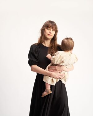 Jenovéfa Boková Instagram - Když se ze mě stala kojící maminka, tak jsem samozřejmě začla i řešit jaké oblečení je k němu nejvhodnější. Hlavně na začátku je to takové ošemetné a každá vychytávka pomůže ke klidnějšímu průběhu kojení na veřejnosti. Mně osobně chyběly na trhu hezký jednoduchý kojící šaty, v kterých bych mohla přes den na kafe v teniskách, ale zároveň v nich udělala parádu i na společenské akci, kde bude potřeba odskakovat kojit. S Anna z @komio_cz se známe dlouhá léta, ještě z dob, kdy dělala produkční, a tak Annu jednou napadlo, že bychom mohly spojit síly. Slovo dalo slovo a vymyslely jsme společně tyhle (podle nás) krásné, kvalitní a praktické šaty, ve kterých se každá maminka ( i nemaminka, máme totiž i nekojící variantu) bude cítit krásně a pohodlně. Od zítřka si je můžete osahat, vyzkoušet na @festivalmini a nebo si je rovnou můžete objednat online na @komio_cz . Budeme moc rády, když se v našich šatech budete cítit příjemně a hezky. 🙏🏻🌸

📷 @studiojafr děkujeme za nafocení
👛 @ademi_studio_  děkujeme za zapůjčení kabelek