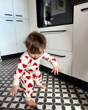 Jenovéfa Boková Instagram - .
S mojí malou rampepurdou je Valentýn každý den❤️

Nenechte se ale zmást instagramem. Dneska nám oběma emoce lítají nahoru-dolů. Už bylo několik slz, ale i úsměvů. Pomáhá nám vzájemné pochopení, že to dneska máme každá sama se sebou těžký 😅🙏🏻

Za pyžamka děkujeme @lindexofficial a @lindexofficialkids - #spolupráce #lindexkids