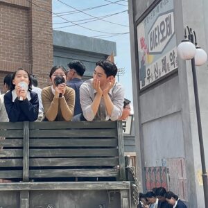 Jeon Chae-eun Instagram - 하하.. 피가 안 묻어있는 사진이 거의 없다😅
이제서야 올리는 삼식이삼촌 모음집🩶
디즈니플러스! 16화까지 모두 다 나왔으니 다들 꼭꼭 정주행 하기!
#삼식이삼촌 #박수진 #이호석 #지나 #김산 #레이첼 #김광민 #가짜피 #fakeblood