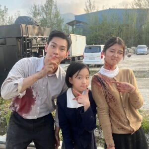 Jeon Chae-eun Instagram - 하하.. 피가 안 묻어있는 사진이 거의 없다😅
이제서야 올리는 삼식이삼촌 모음집🩶
디즈니플러스! 16화까지 모두 다 나왔으니 다들 꼭꼭 정주행 하기!
#삼식이삼촌 #박수진 #이호석 #지나 #김산 #레이첼 #김광민 #가짜피 #fakeblood
