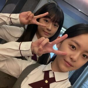 Jeon Chae-eun Instagram - 저어 위대한 냅튠의 모든 바닷물이 내 손의 피를 깨끗이 씻어줄까? 아니야.. 오히려 내 손이 바다를 붉게 물들일거야...
#작은아씨들
#원상아
#오인혜
#박효린
