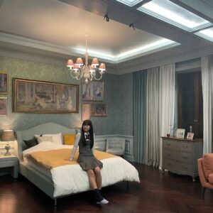 Jeon Chae-eun Instagram - 저어 위대한 냅튠의 모든 바닷물이 내 손의 피를 깨끗이 씻어줄까? 아니야.. 오히려 내 손이 바다를 붉게 물들일거야...
#작은아씨들
#원상아
#오인혜
#박효린