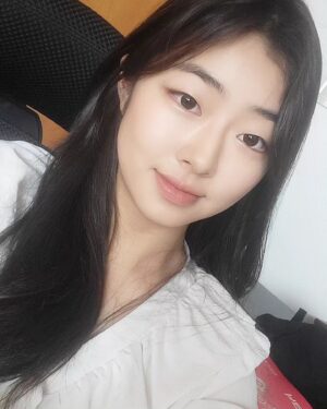 Jeon Chae-eun Instagram - 오랜만이에용🏝
모두 감기 조심하세요🤧
#k고3 #행복🙂