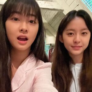 Jeon Chae-eun Instagram - #효린 #인혜 다락방에서 🌟 
#작은아씨들