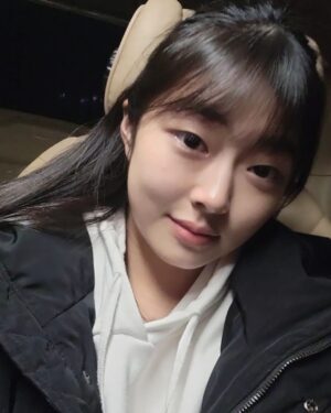 Jeon Chae-eun Instagram - 진짜진짜 오랜만에 #작은아씨들 
벌써 2023년이 코앞까지 다가왔어요🥴
2022년 주신 많은 사랑 너무 감사드립니다🥰