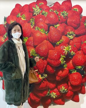 Jeon In-hwa Instagram - 딸기를 사진으로 찍은줄~🍓
전부 그렸다니 보고도 믿기지 않을만큼 딸기씨 디테일에 ㅠㅠ
포도가 대리석이라니~🍇
.
.
.
#비선재갤러리#힐링#작품과#뷰가#멋진곳