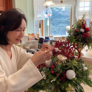 Jeon In-hwa Instagram - 메리 크리스마스~🎄☃❄️🎁

아주 오랜 세월 사용했던 정말 키 큰 트리 나무를 산산조각 내 보았다~

오밀조밀 작은 트리를 8개나 만드니 완전 뿌듯하네🤣🤣🤣
집안 곳곳에 가득 채우고 선물도 몇개하니 크리스마스 트리 득템한 기분~😍😍😍

새것보다 옛것이 좋아지고~
버리는것보다 리폼해서 만드는것이 좋아지고~

모든게 내가 좋고 기쁘다고 느끼면 그게 행복 이겠지😄❤️💚