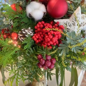 Jeon In-hwa Instagram - 메리 크리스마스~🎄☃❄️🎁

아주 오랜 세월 사용했던 정말 키 큰 트리 나무를 산산조각 내 보았다~

오밀조밀 작은 트리를 8개나 만드니 완전 뿌듯하네🤣🤣🤣
집안 곳곳에 가득 채우고 선물도 몇개하니 크리스마스 트리 득템한 기분~😍😍😍

새것보다 옛것이 좋아지고~
버리는것보다 리폼해서 만드는것이 좋아지고~

모든게 내가 좋고 기쁘다고 느끼면 그게 행복 이겠지😄❤️💚