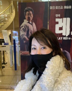 Jeon In-hwa Instagram - 예술을 넘어 인생을 논하다. 국내외 관객과 평단을 마크 로스코 와 켄, 두 세대 간의 예술과 인생에 대한 치열하고도 뜨거운 논쟁! 연극 <레드>는 추상표현주의 시대를 대표하는 화가 ‘마크 로스코(Mark Rothko)’와 가상 인물인 조수 ‘켄(Ken)’의 대화로 구성된 2인극으로 씨그램(Seagram) 빌딩 벽화에 얽힌 마크 로스코의 실화를 바탕으로 만든 연극이다. 

장소:예술의전당 오페라하우스 자유소극장~
2022.12.20~2023.2.19
.
.
.
#연극#레드#유동근#마크로스코#켄#세대를넘은#인생극#예술의전당#오페라하우스#자유소극장