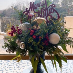 Jeon In-hwa Instagram - 메리 크리스마스~🎄☃❄️🎁

아주 오랜 세월 사용했던 정말 키 큰 트리 나무를 산산조각 내 보았다~

오밀조밀 작은 트리를 8개나 만드니 완전 뿌듯하네🤣🤣🤣
집안 곳곳에 가득 채우고 선물도 몇개하니 크리스마스 트리 득템한 기분~😍😍😍

새것보다 옛것이 좋아지고~
버리는것보다 리폼해서 만드는것이 좋아지고~

모든게 내가 좋고 기쁘다고 느끼면 그게 행복 이겠지😄❤️💚