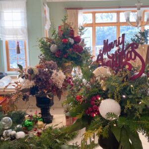 Jeon In-hwa Instagram - 메리 크리스마스~🎄☃❄️🎁

아주 오랜 세월 사용했던 정말 키 큰 트리 나무를 산산조각 내 보았다~

오밀조밀 작은 트리를 8개나 만드니 완전 뿌듯하네🤣🤣🤣
집안 곳곳에 가득 채우고 선물도 몇개하니 크리스마스 트리 득템한 기분~😍😍😍

새것보다 옛것이 좋아지고~
버리는것보다 리폼해서 만드는것이 좋아지고~

모든게 내가 좋고 기쁘다고 느끼면 그게 행복 이겠지😄❤️💚