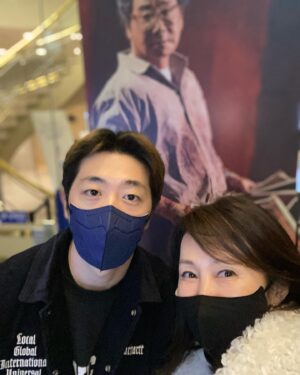 Jeon In-hwa Instagram - 예술을 넘어 인생을 논하다. 국내외 관객과 평단을 마크 로스코 와 켄, 두 세대 간의 예술과 인생에 대한 치열하고도 뜨거운 논쟁! 연극 <레드>는 추상표현주의 시대를 대표하는 화가 ‘마크 로스코(Mark Rothko)’와 가상 인물인 조수 ‘켄(Ken)’의 대화로 구성된 2인극으로 씨그램(Seagram) 빌딩 벽화에 얽힌 마크 로스코의 실화를 바탕으로 만든 연극이다. 

장소:예술의전당 오페라하우스 자유소극장~
2022.12.20~2023.2.19
.
.
.
#연극#레드#유동근#마크로스코#켄#세대를넘은#인생극#예술의전당#오페라하우스#자유소극장