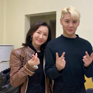 Jeon In-hwa Instagram - 준수씨 초대해 줘서 고마워요😍

뮤지컬"엘리자벳"~❤️

두번째 엘리자벳으로  만난 옥주현~
반가웠어😄

최고의 감동과 전율이 지금까지 느껴지는 작품~^^
.
.
.

#엘리자벳#김준수#옥주현#블루스퀘어#최고의#감동👍