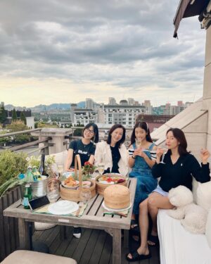 Jeon In-hwa Instagram - 너무 맛난 음식~
멋진 테라스~
사랑스런 동생들~
운좋게 저녁노을이 다해준 행복한시간~😍😍😍
은세야~고마워^^
.
.
.
#기은세#한지혜#전혜빈##사랑이들과함께❤️#노을#맛난음식#행복한시간