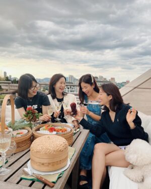 Jeon In-hwa Instagram - 너무 맛난 음식~
멋진 테라스~
사랑스런 동생들~
운좋게 저녁노을이 다해준 행복한시간~😍😍😍
은세야~고마워^^
.
.
.
#기은세#한지혜#전혜빈##사랑이들과함께❤️#노을#맛난음식#행복한시간