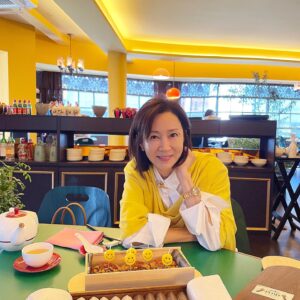 Jeon In-hwa Instagram - 항상 잊지않고 감동을 주는 사랑하는 동생들~만날수록 따뜻한~인애💛은경^^
고마워^^
우연일까?😄노랑노랑 하네💛
.
.
.
#예쁜동생#노랑#스마일#초#사랑이야#파운드케잌#맛#최고