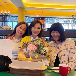 Jeon In-hwa Instagram - 항상 잊지않고 감동을 주는 사랑하는 동생들~만날수록 따뜻한~인애💛은경^^
고마워^^
우연일까?😄노랑노랑 하네💛
.
.
.
#예쁜동생#노랑#스마일#초#사랑이야#파운드케잌#맛#최고
