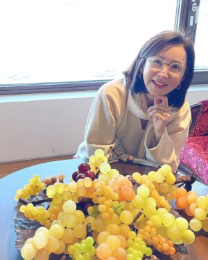 Jeon In-hwa Instagram - 딸기를 사진으로 찍은줄~🍓
전부 그렸다니 보고도 믿기지 않을만큼 딸기씨 디테일에 ㅠㅠ
포도가 대리석이라니~🍇
.
.
.
#비선재갤러리#힐링#작품과#뷰가#멋진곳