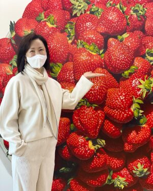 Jeon In-hwa Instagram - 딸기를 사진으로 찍은줄~🍓
전부 그렸다니 보고도 믿기지 않을만큼 딸기씨 디테일에 ㅠㅠ
포도가 대리석이라니~🍇
.
.
.
#비선재갤러리#힐링#작품과#뷰가#멋진곳