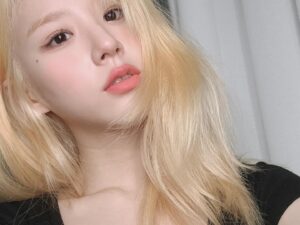 Jeon Hee-jin Instagram - 금발(이었던) 머리.