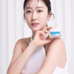 Jeon Hye-bin Instagram - 이런 모공 압축 크림 본적없을걸요:) 모두가 빠져들수 밖에 없는 그 느낌 3/22(금) 와디즈 15시 OPEN 물방울이 터지듯 피부 가득 채워지는 수분감 💦 피부 겉뿐만 아니라 속까지 촉촉한 베네투스 아크니옴 더마 모이스처 크림! 오늘 오후 3시부터 와디즈 펀딩으로 만나볼 수 있어요 😘 #베네투스 #와디즈 #수분크림 #모공압축크림 #아크니옴더마모이스처크