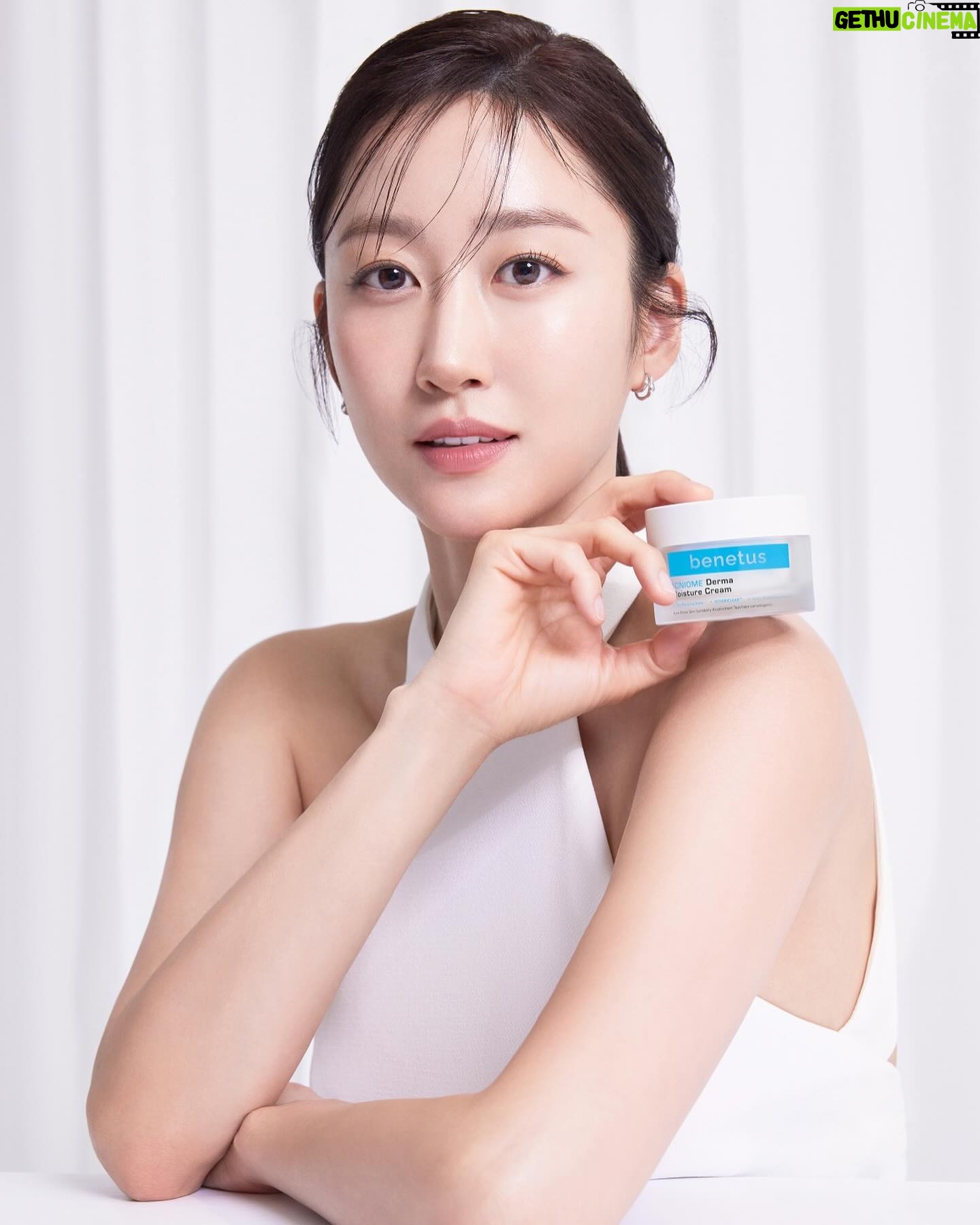 Jeon Hye-bin Instagram - 이런 모공 압축 크림 본적없을걸요:) 모두가 빠져들수 밖에 없는 그 느낌 3/22(금) 와디즈 15시 OPEN 물방울이 터지듯 피부 가득 채워지는 수분감 💦 피부 겉뿐만 아니라 속까지 촉촉한 베네투스 아크니옴 더마 모이스처 크림! 오늘 오후 3시부터 와디즈 펀딩으로 만나볼 수 있어요 😘 #베네투스 #와디즈 #수분크림 #모공압축크림 #아크니옴더마모이스처크