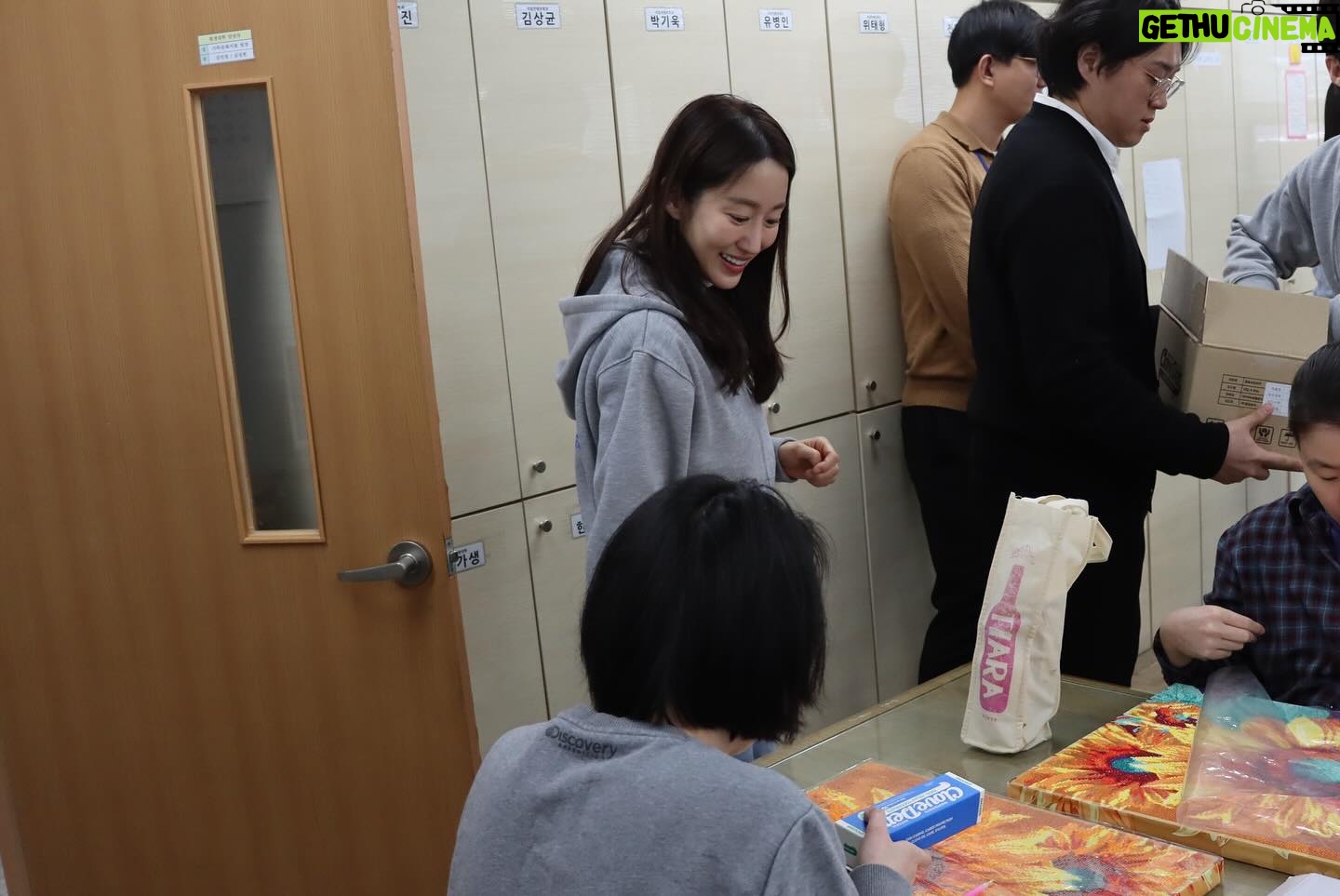 Jeon Hye-bin Instagram - 다운복지관에 다녀왔어요 🥰 20년전 다운증후군아이를 둔 어머니들의 노력과 피땀으로 만들어진 다운 복지관 그곳에서 함께 배우며 노력하며 지내는 아이들과 봉사자 분들의 모습이 참 아름 다웠습니다 👼✨ 클로브덴가족도 동참하여 양치법 교육과 치약선물을 나눴습니다 몸의 불편으로 양치하기가 쉽지 않아 구강 관리가 안되는 장애인분들을 위해 조금이나마 도움이 되었으면 좋겠습니다 #다운복지관 #클로브덴 #더나은구강관리를위해 #삼켜도안전하게 #아름다운인연 #행복하세요 #아프지말아요우리모두🙏🏻❤️