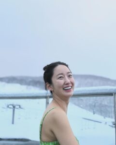 Jeon Hye-bin Instagram - 아주그냥 입이 찢어지겠네 찐행복 찐웃음 😁 @joohee.cho 언니덕분에 육탈 후 힐링 가득하고 갑니다🥰❤️😘 @heeeeeejinkwon 언니에게 빚진 렛슨비 어찌 갚노⛷️🏌️‍♀️ #순식간에지나간니세코여행 #올해도으라차차 #좋은기운듬뿍