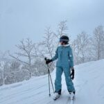 Jeon Hye-bin Instagram - 한치앞도 안보이게 내리는 눈속에서 스키⛷️ #래드스토어 에서 니세코간다니 추천해준 #blackcrows #스키웨어 덕분에 나혼자 뽀송하게 하나도 안젖었음👍 #machski 눈속에 파 묻혀도 안정감최고 🥹🫶🏻 스키타시는 분들 #래드스토어 꼭 가서 추천 받으세요 🙏❤️