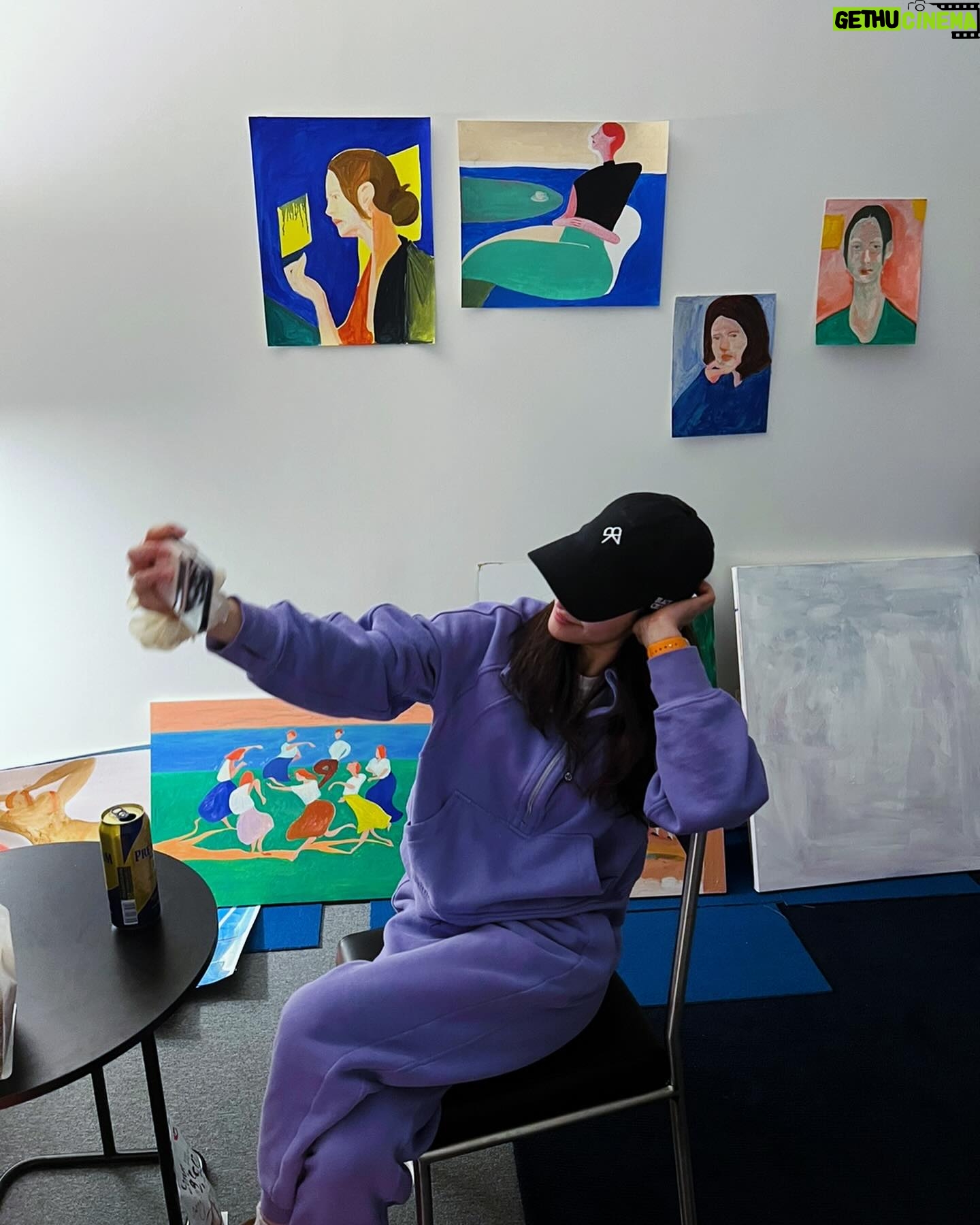Jeon Hye-bin Instagram - 치약 갖고 뭘 이리도 오도방정을 떨면서 주말까지 반납하며 맨날 회의 하고 맨날 야근하고 맨날 맨날 치약 얘기만 하고 할만큼 진심으로 #클로브덴 을 사랑하는 사람들끼리 모여서 오늘만은 치약 얘기보다 사는 얘기 하다가 결국 농축가글 얘기하다 끝남😬 -청량리 조조의 작업실에서- #대다나다 #클로브덴 #치약추천 #클로브덴 #농축가글 #클로브덴