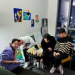 Jeon Hye-bin Instagram - 치약 갖고 뭘 이리도 오도방정을 떨면서 주말까지 반납하며 맨날 회의 하고 맨날 야근하고 맨날 맨날 치약 얘기만 하고 할만큼 진심으로 #클로브덴 을 사랑하는 사람들끼리 모여서 오늘만은 치약 얘기보다 사는 얘기 하다가 결국 농축가글 얘기하다 끝남😬 -청량리 조조의 작업실에서- #대다나다 #클로브덴 #치약추천 #클로브덴 #농축가글 #클로브덴