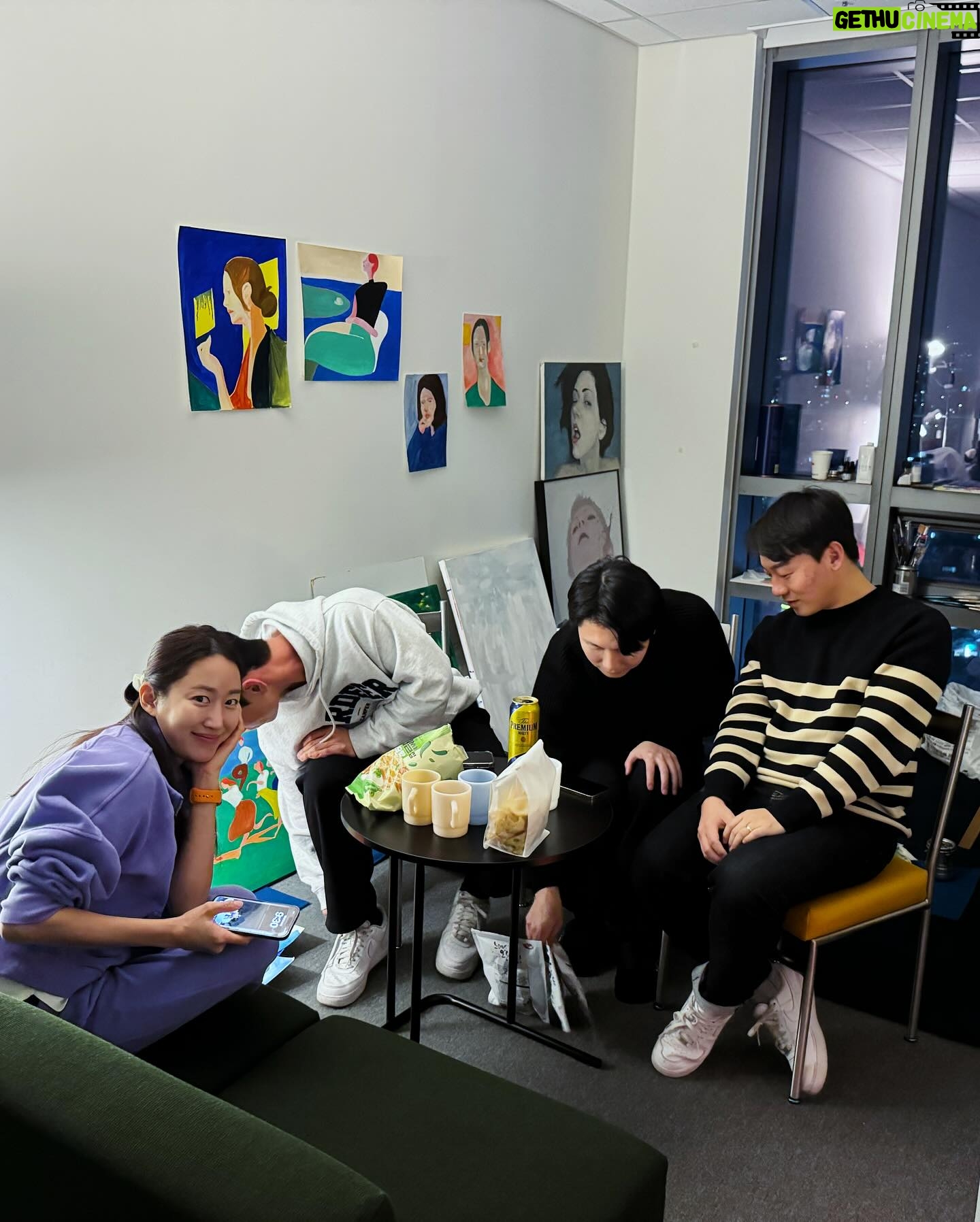 Jeon Hye-bin Instagram - 치약 갖고 뭘 이리도 오도방정을 떨면서 주말까지 반납하며 맨날 회의 하고 맨날 야근하고 맨날 맨날 치약 얘기만 하고 할만큼 진심으로 #클로브덴 을 사랑하는 사람들끼리 모여서 오늘만은 치약 얘기보다 사는 얘기 하다가 결국 농축가글 얘기하다 끝남😬 -청량리 조조의 작업실에서- #대다나다 #클로브덴 #치약추천 #클로브덴 #농축가글 #클로브덴