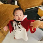 Jeon Hye-bin Instagram - 너와 함께하는 두번째 크리스마스🎄 #엄마바지지못미 #내년엔산타할아버지만나자🎅🏻 #아기라서어쩔수없이몇번울어서 #이번년도에는 #패스 #메리크리스마스🎄