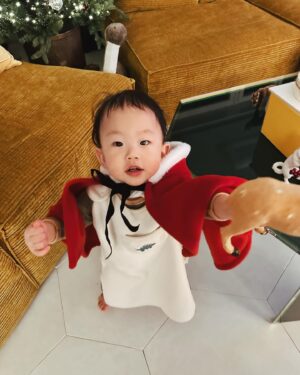 Jeon Hye-bin Instagram - 너와 함께하는 두번째 크리스마스🎄

#엄마바지지못미 
#내년엔산타할아버지만나자🎅🏻 
#아기라서어쩔수없이몇번울어서
#이번년도에는 #패스
#메리크리스마스🎄