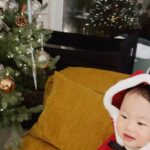 Jeon Hye-bin Instagram - 너와 함께하는 두번째 크리스마스🎄 #엄마바지지못미 #내년엔산타할아버지만나자🎅🏻 #아기라서어쩔수없이몇번울어서 #이번년도에는 #패스 #메리크리스마스🎄