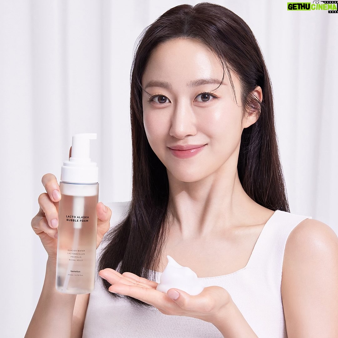 Jeon Hye-bin Instagram - #광고 부드럽고 촉촉한 아침 세안제를 찾으시고 계신가요? 👀 저는 아침세안이 하루의 피부 컨디션을 지켜준다고 생각해요 물세안 만으로는 밤 새 쌓인 노폐물이 걱정이고 너무 강한 세안제는 피부를 건조하게 하니 정말 잘 골라야 겠죠 풍성하고 부드러운 버블을 가득 담은 💦 알래스카 버블 폼으로 촉촉하고 편안하게 💙 ❄ 피부를 활력 있게, 화잘먹 클렌저! ❄ 예민해진 피부를 편안하게 ❄ 세안 후에도 촉촉하게 ❄ 모든 피부 타입에도 OK, 약산성 포뮬러 #베네투스 #식물성유산균 #락토바실러스 #프로폴리스 #클렌저 #클렌징 #폼클렌저 #폼클렌징 #약산성 #약산성클렌징 #약산성클렌저 #알래스카버블폼