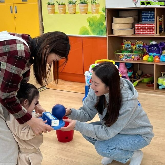 Jeon Hye-bin Instagram - 다운복지관에 다녀왔어요 🥰 20년전 다운증후군아이를 둔 어머니들의 노력과 피땀으로 만들어진 다운 복지관 그곳에서 함께 배우며 노력하며 지내는 아이들과 봉사자 분들의 모습이 참 아름 다웠습니다 👼✨ 클로브덴가족도 동참하여 양치법 교육과 치약선물을 나눴습니다 몸의 불편으로 양치하기가 쉽지 않아 구강 관리가 안되는 장애인분들을 위해 조금이나마 도움이 되었으면 좋겠습니다 #다운복지관 #클로브덴 #더나은구강관리를위해 #삼켜도안전하게 #아름다운인연 #행복하세요 #아프지말아요우리모두🙏🏻❤️