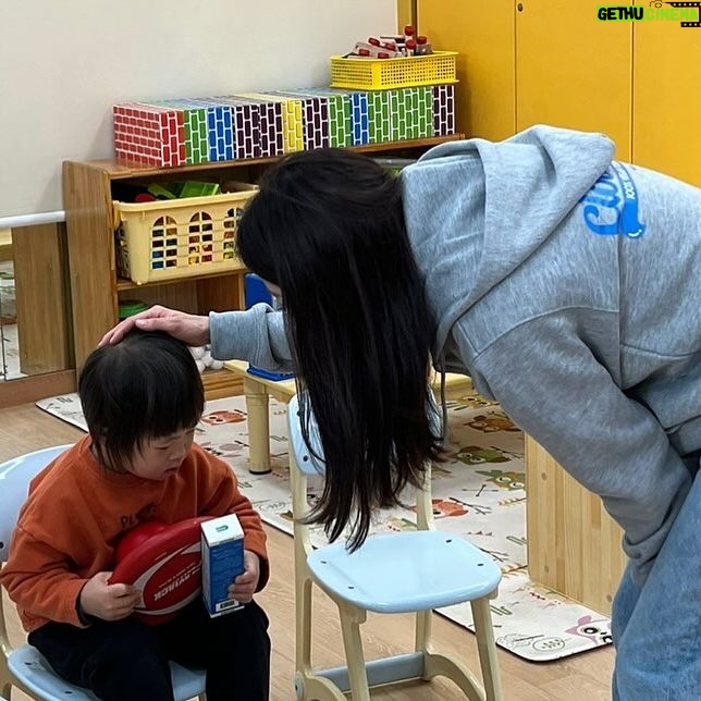 Jeon Hye-bin Instagram - 다운복지관에 다녀왔어요 🥰 20년전 다운증후군아이를 둔 어머니들의 노력과 피땀으로 만들어진 다운 복지관 그곳에서 함께 배우며 노력하며 지내는 아이들과 봉사자 분들의 모습이 참 아름 다웠습니다 👼✨ 클로브덴가족도 동참하여 양치법 교육과 치약선물을 나눴습니다 몸의 불편으로 양치하기가 쉽지 않아 구강 관리가 안되는 장애인분들을 위해 조금이나마 도움이 되었으면 좋겠습니다 #다운복지관 #클로브덴 #더나은구강관리를위해 #삼켜도안전하게 #아름다운인연 #행복하세요 #아프지말아요우리모두🙏🏻❤️