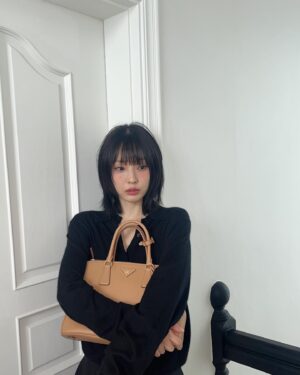 Jeon So-nee Instagram - 🖤🍮🖤
@prada #PradaGalleria #adv