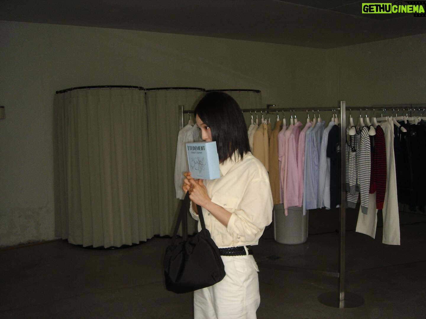Jeon So-nee Instagram - 🧈버터 셔츠를 입은 1등 손님은 불 꺼진 뚜드먼트부터 화사한 햇살 받은 튜드먼트까지 다 보고! 🍊