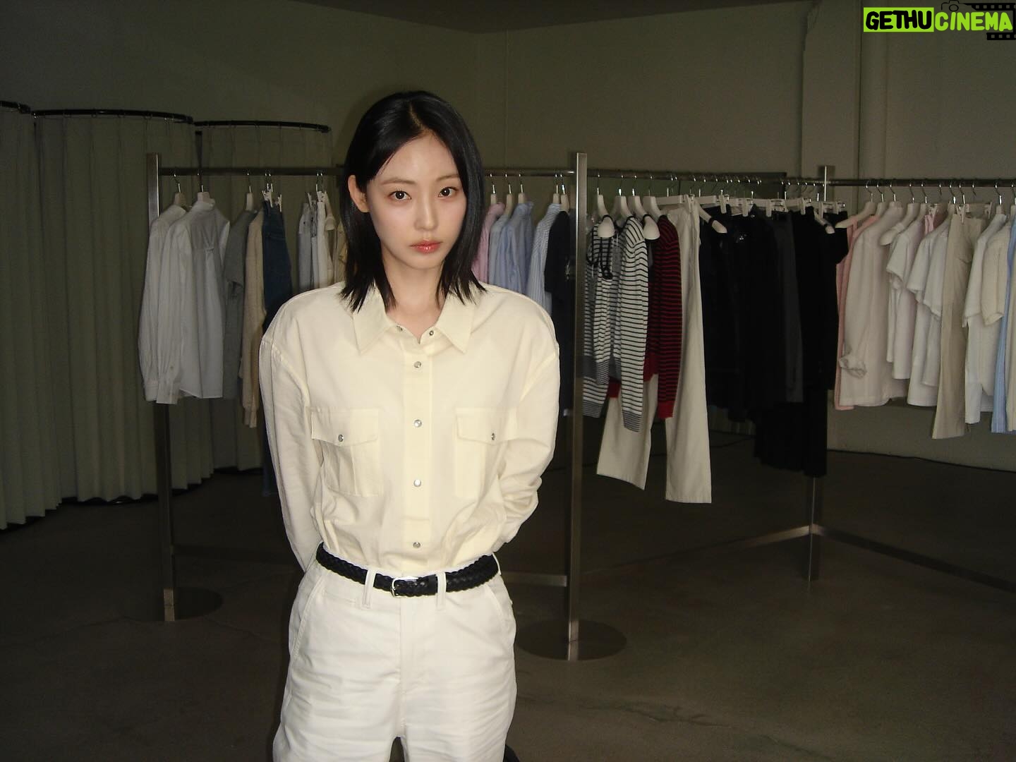 Jeon So-nee Instagram - 🧈버터 셔츠를 입은 1등 손님은 불 꺼진 뚜드먼트부터 화사한 햇살 받은 튜드먼트까지 다 보고! 🍊