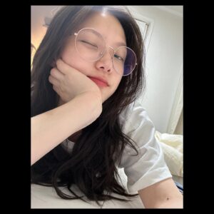 Jeong Da-eun Instagram - 오랜만집순이 행벅해… 🫠
즐거운주말보낼거에요 어떻게든!!❣️