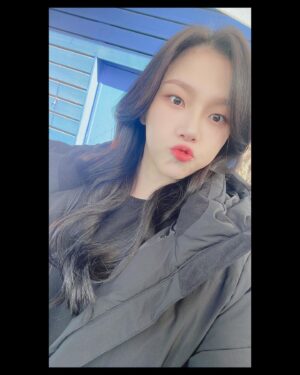 Jeong Da-eun Instagram - 오랜만에 입좀 내밀어쒀요 👋🏻